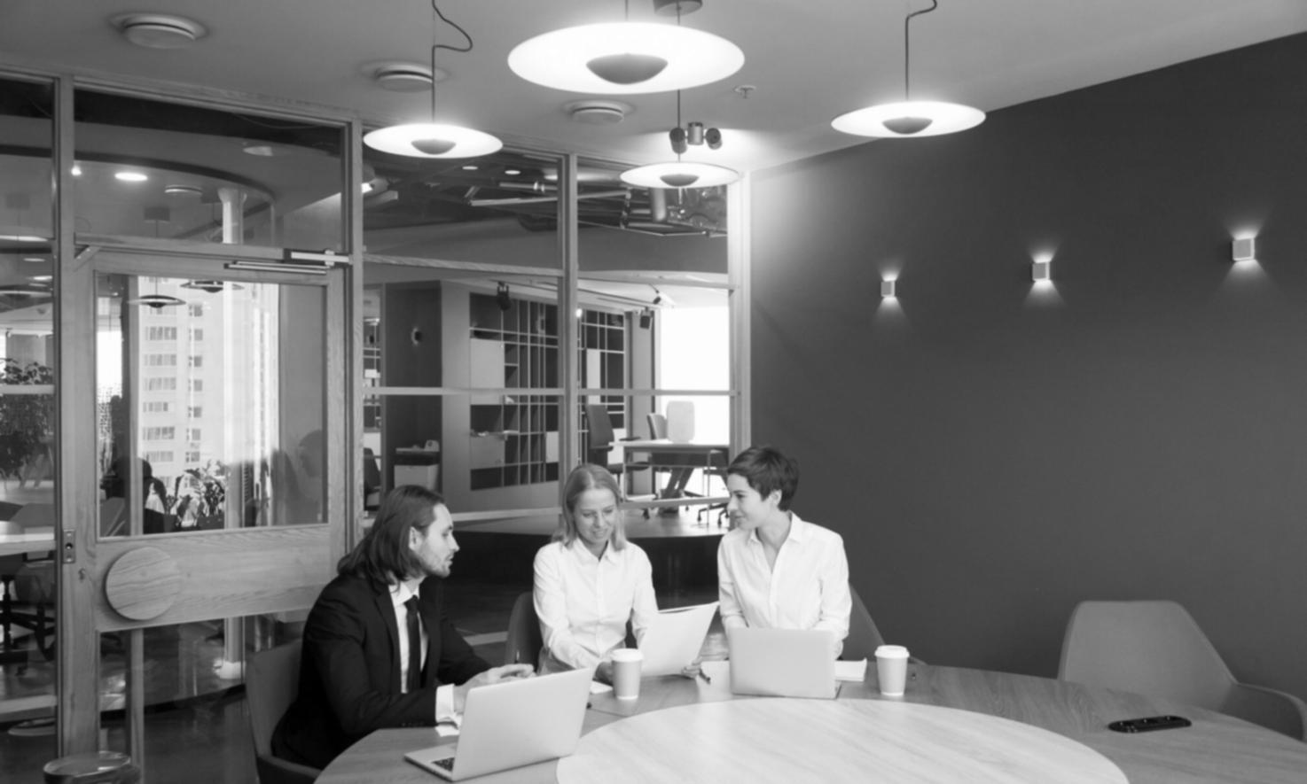 Ambiente de consultoria profissional onde discutimos estratégias fiscais personalizadas para o seu negócio
